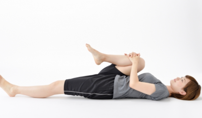 寝る前3分！更年期の眠りを深めるゆるストレッチ